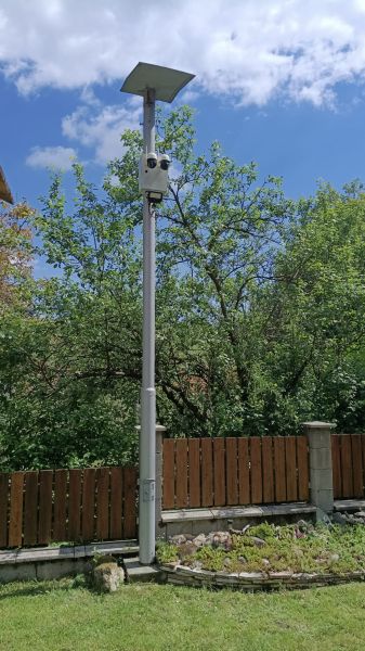 Víkendová chalupa Mikušovce, pozemok 281m2 - Solárne osvetlenie s kamerou pri plote v záhrade rodinného domu v Mikušovciach.