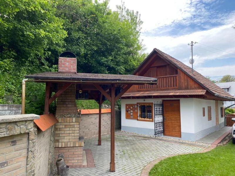 Víkendová chalupa Mikušovce, pozemok 281m2 - Rodinný dom v Mikušovciach so záhradným prístreškom a tehlovým komínom.