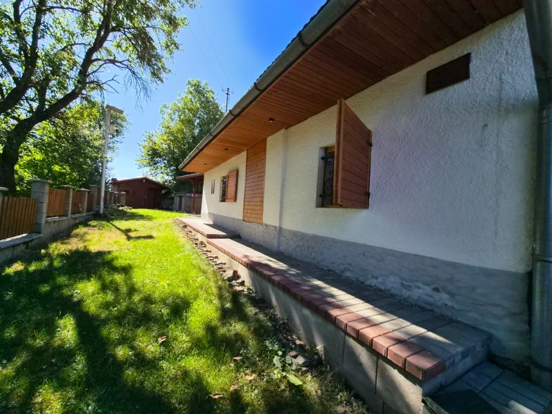 Víkendová chalupa Mikušovce, pozemok 281m2 - Rodinný dom v Mikušovciach s okenicami a blízkym prírodným prostredím.