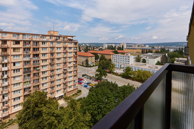 PREDAJ,3-IZBOVÝ BYT,KOMPLETNÁ REKONŠTRUKCIA,BOŽENY NEMCOVEJ-SEVER-KE - Výhľad z balkóna 3-izbového bytu na Boženy Němcovej v Košiciach - mestská časť Sever.