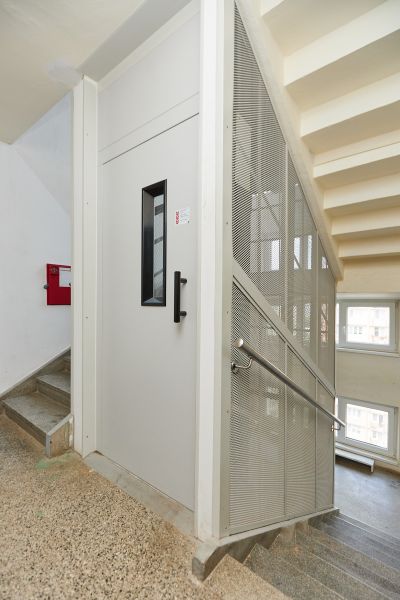 PREDAJ,3-IZBOVÝ BYT,KOMPLETNÁ REKONŠTRUKCIA,BOŽENY NEMCOVEJ-SEVER-KE - Schodisko so vstupom do výťahu na Boženy Němcovej v Košiciach, mestská časť Sever.