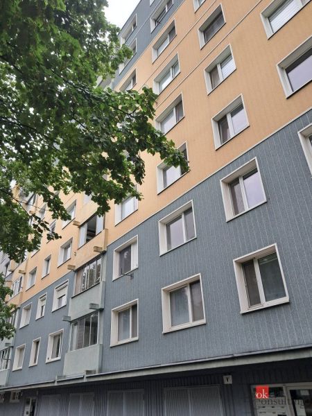 4 izbový byt v centre mesta STUPAVA za výnimočnú cenu - Bytový dom na Hlavnej ulici v Stupave, so stromami v popredí.