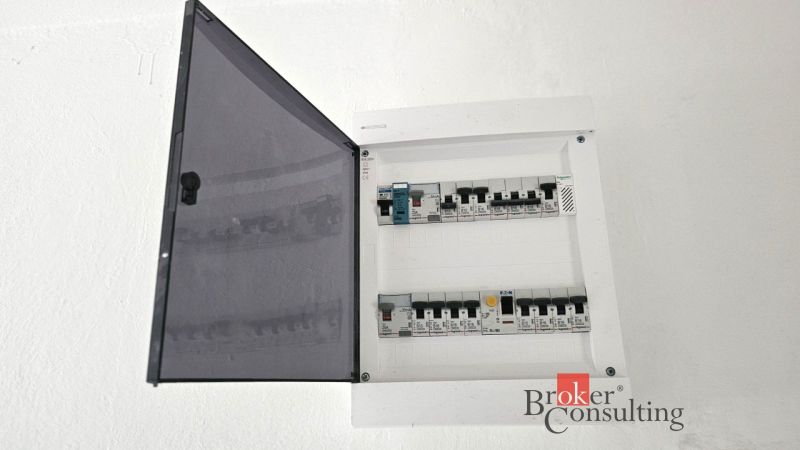 4 izbový byt v centre mesta STUPAVA za výnimočnú cenu - Elektrická rozvodná skriňa v 4-izbovom byte s otvorenými ističmi.