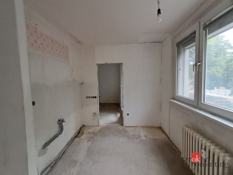 4 izbový byt v centre mesta STUPAVA za výnimočnú cenu - Miestnosť v 4-izbovom byte s bielymi stenami a veľkým oknom.
