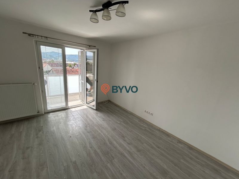 3-IZBOVÝ TEHLOVÝ BYT V DUBNICI N/V, BALKÓN, VLASTNÉ KÚRENIE A VÝBORNÉ  - Izba v 3-izbovom byte s podlahou s dreveným dekorom a balkónom.