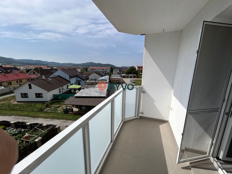 3-IZBOVÝ TEHLOVÝ BYT V DUBNICI N/V, BALKÓN, VLASTNÉ KÚRENIE A VÝBORNÉ  - Výhľad z balkóna v 3-izbovom byte na Okružnej ulici v Dubnici nad Váhom.