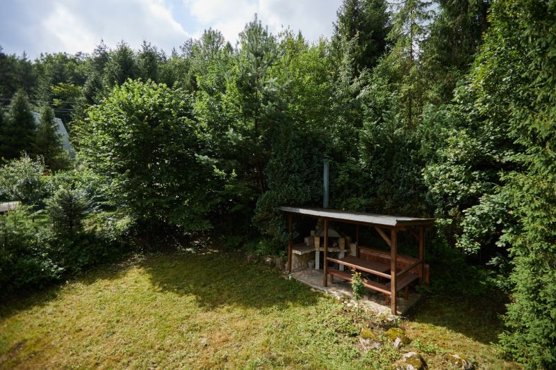 NA PREDAJ-CELOROČNE OBÝVATEĽNÁ CHATA S KRBOM PRI RUŽÍNE - Záhrada pri chate v Jaklovciach na Rovnej 61 s altánkom a okolitou zeleňou.