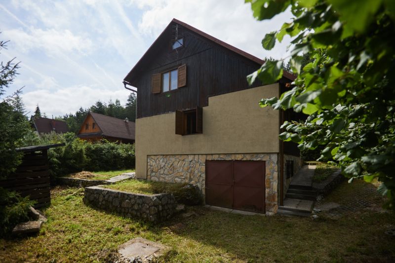 NA PREDAJ-CELOROČNE OBÝVATEĽNÁ CHATA S KRBOM PRI RUŽÍNE - Chata na Rovnom 61 v Jaklovciach, obklopená zeleňou a lesným prostredím.