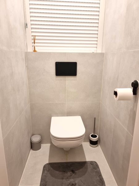 PRENÁJOM - 2 izbový byt Nitra - Chrenová - Kúpeľňa v 2-izbovom byte s moderným závesným WC na svetlých dlaždiciach.