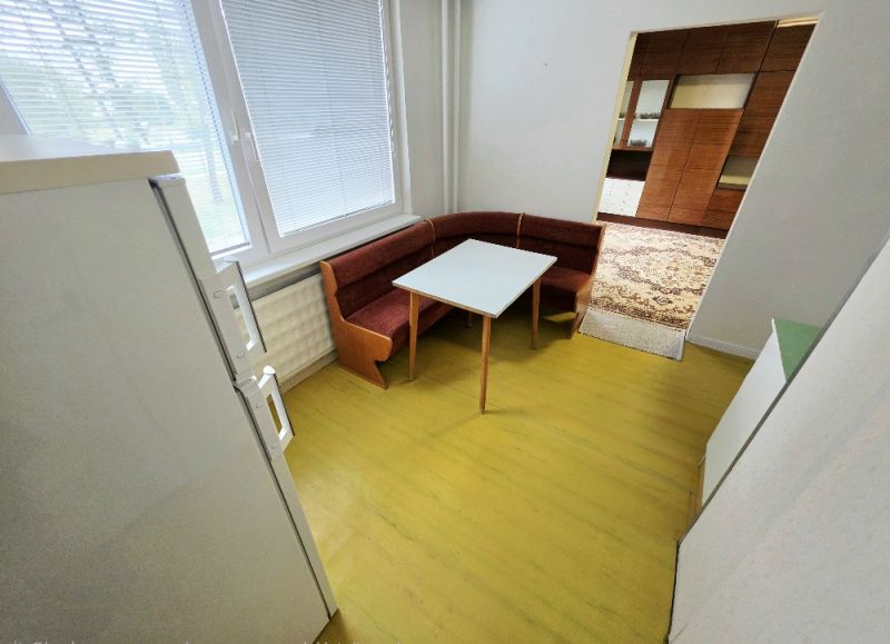 PRENÁJOM Bánovce nad Bebravou/3 IZBOVÝ BYT/ CENTRUM-STRED/ - Kuchyňa v 3-izbovom byte s rohovou lavicou a stolom.