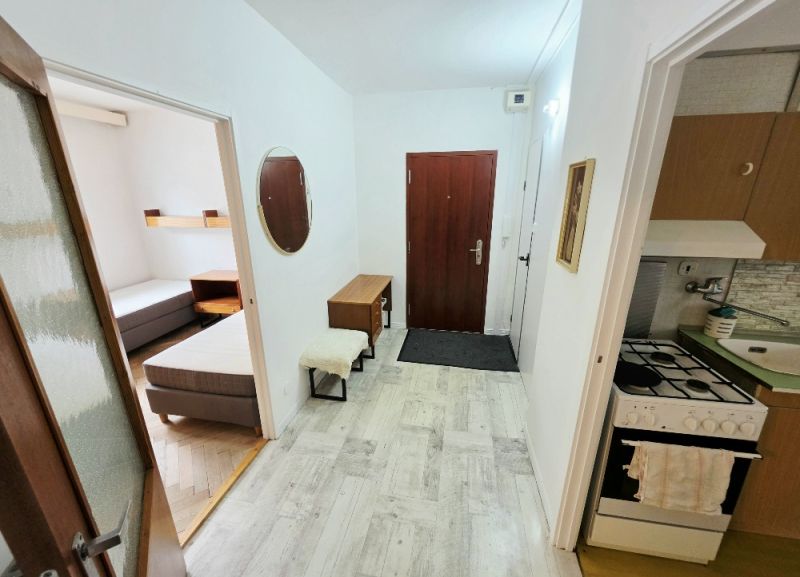 PRENÁJOM Bánovce nad Bebravou/3 IZBOVÝ BYT/ CENTRUM-STRED/ - Vstupná hala 3-izbového bytu s kuchynským kútom a pohľadom do spálne.