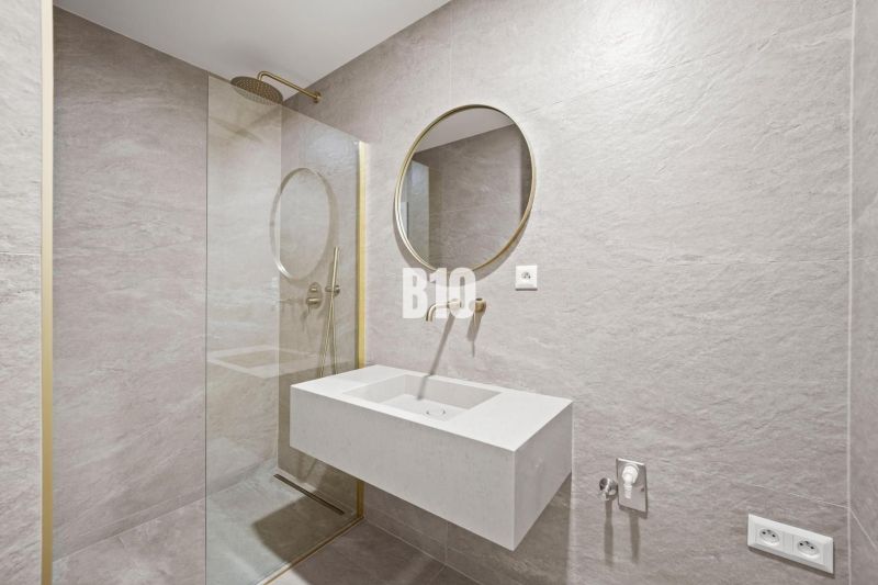 Prémiové bývanie v centre Nitry | 3 izby, veľký balkón - Kúpeľňa s okrúhlym zrkadlom a sprchovacím kútom v 3-izbovom byte.