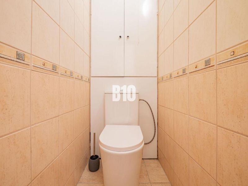 REZERVOVANÉ_1 izb. byt s veľkým balkónom | Klokočina - Nitra - Toaleta s béžovým obkladom v 1-izbovom byte, praktický dizajn a úložný priestor.