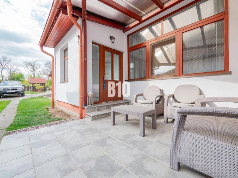 Prerobený dom, 981 m2 pozemok - Chrenová, Nitra (TOP lokalita) - Rodinný dom v Nitre so záhradným posedením na dláždenej terase, priestor na relax.