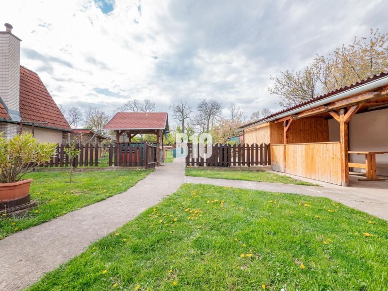 Prerobený dom, 981 m2 pozemok - Chrenová, Nitra (TOP lokalita) - Nitra, rodinný dom, záhrada s dreveným altánkom, chodníkom a oplotením.