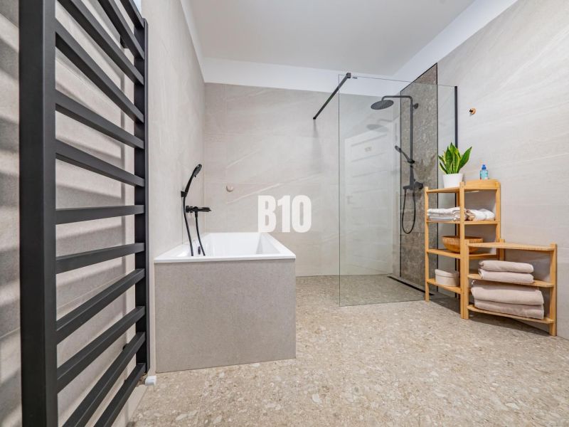 5 izb. bungalov s bazénom, garáž, RED OAK - Nitra, Lužianky - Kúpeľňa v rodinnom dome s vaňou, sprchovým kútom a regálom na uteráky.