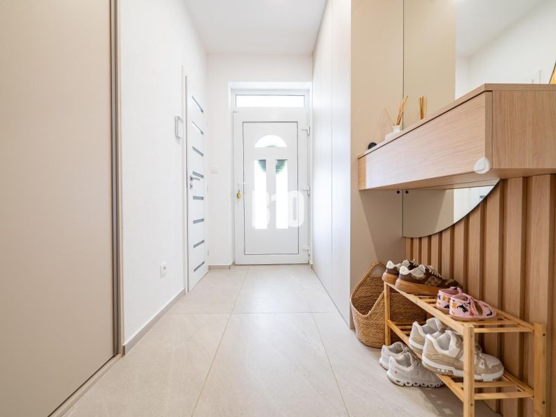 5 izb. bungalov s bazénom, garáž, RED OAK - Nitra, Lužianky - Interiér rodinného domu so svetlou chodbou, botníkom a zrkadlom.