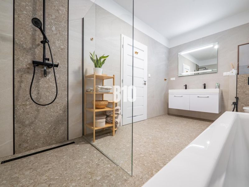 5 izb. bungalov s bazénom, garáž, RED OAK - Nitra, Lužianky - Kúpeľňa s moderným sprchovým kútom a vaňou v rodinnom dome.