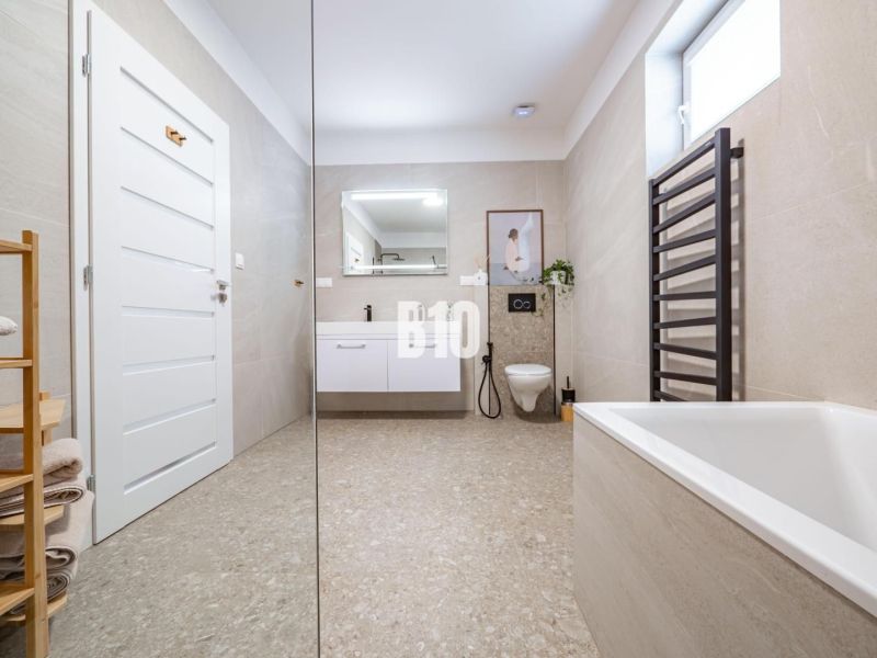 5 izb. bungalov s bazénom, garáž, RED OAK - Nitra, Lužianky - Priestranná kúpeľňa v rodinnom dome s elegantnou vaňou a moderným umývadlom.