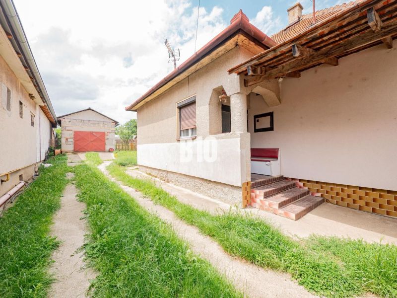 DOM, 1439 m2 pozemkom - Zbehy, Nitra (investičný potenciál) - Rodinný dom v Nitre s vedľajšou stavbou a malým dvorom.