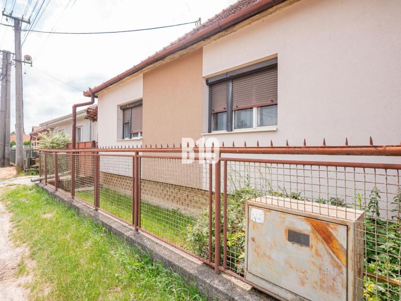 DOM, 1439 m2 pozemkom - Zbehy, Nitra (investičný potenciál) - Rodinný dom v Nitre s oplotením vedľa elektroinštalácií a vegetáciou na pozemku.