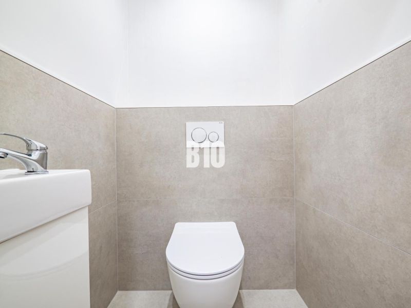 Nový 3 izb. byt s 2x balkónom, Nitra - Chrenová (2026) - Kúpeľňa v 3-izbovom byte s wc a umývadlom, jednoduché obklady na stenách.