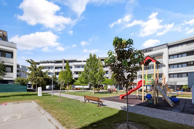 Predaj 2-izbový byt GREEN VILLAGE, loggia, parkovanie, Dunajská Lužná - Hojdačky a lavičky na detskom ihrisku v Dunajskej Lužnej, na Orechovej ulici.