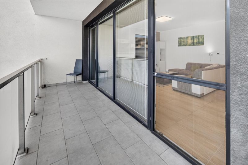 Predaj 2-izbový byt GREEN VILLAGE, loggia, parkovanie, Dunajská Lužná - Priestranný balkón 2-izbového bytu s výhľadom na interiér obývačky, podlaha s dekórom.