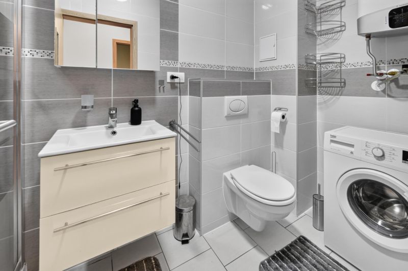 Predaj 2-izbový byt GREEN VILLAGE, loggia, parkovanie, Dunajská Lužná - Kúpeľňa s práčkou v 2-izbovom byte, obsahuje umývadlo, zrkadlo a WC.