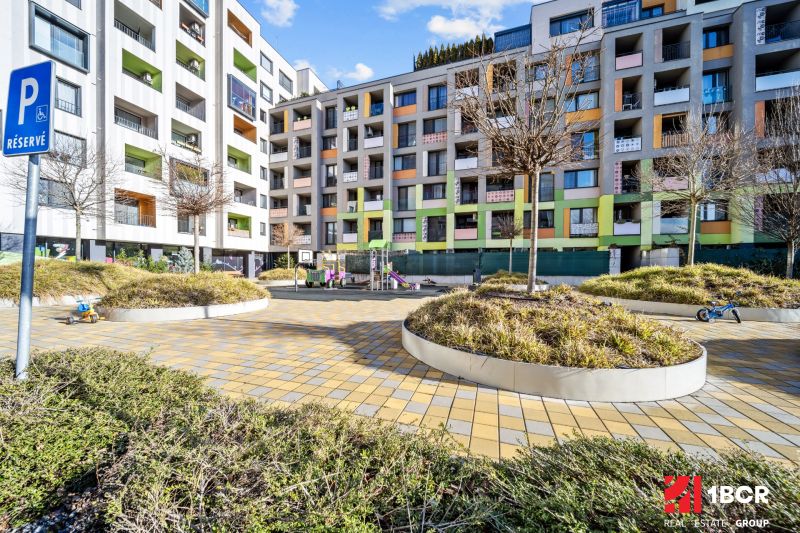 1.BCR | PRIESTRANNÝ 2-IZB. APARTMÁN V MAMAPAPA, PIVNICA, PARKING - Detské ihrisko obklopené modernými bytovými domami na ulici Nejedlého v Dúbravke.