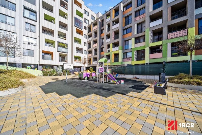 1.BCR | PRIESTRANNÝ 2-IZB. APARTMÁN V MAMAPAPA, PIVNICA, PARKING - Detské ihrisko obklopené farebnými bytovými domami na ulici Nejedlého v Bratislave - Dúbravke.
