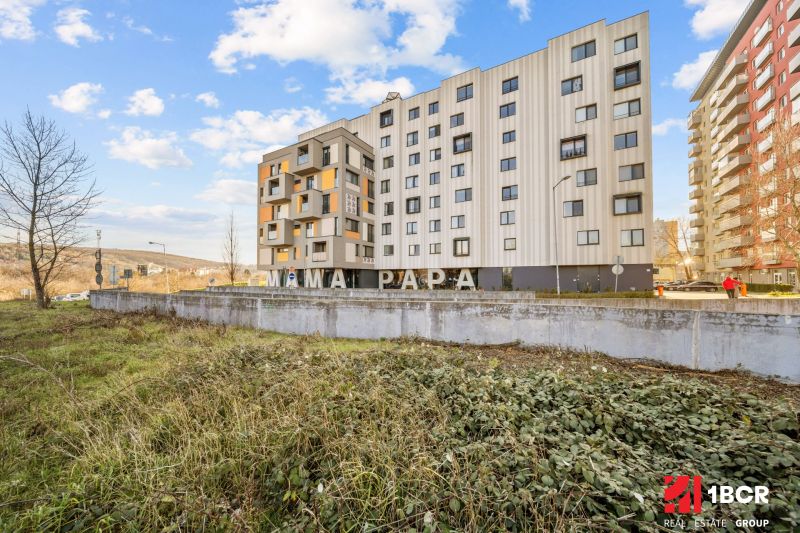 1.BCR | PRIESTRANNÝ 2-IZB. APARTMÁN V MAMAPAPA, PIVNICA, PARKING - Budova s viacposchodovým bytovým komplexom na Nejedlého ulici v Bratislave - Dúbravke.