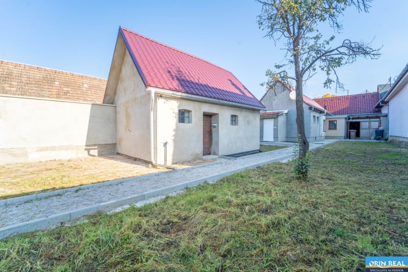 RD PO REKONŠTRUKCII spolu so STAVEBNÝM POZEMKOM na druhý dom   - Rodinný dom na Kupeckého ulici v Pezinku s trávnikom a štrkovým chodníkom.