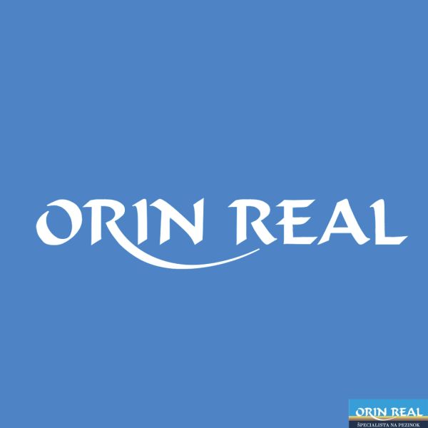  Obchodný priestor v absolútnom centre Pezinka s výkladom do ulice - Modré logo s nápisom ORIN REAL a odznakom overenej kvality v pravom rohu.