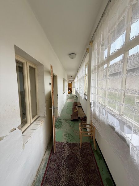 DOM NA PRENÁJOM, Obec Sikenica, okres Levice - Svetlá chodba v rodinnom dome s kobercom a závesmi.