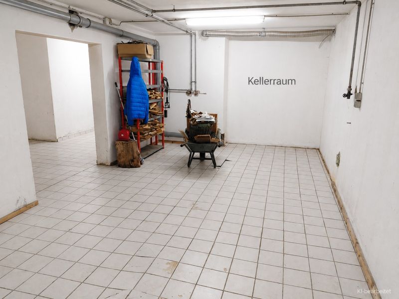 Predaj rodinného domu, Neusiedl am See - Kellerraum s dlažbou, policou a bundou v rodinnom dome.