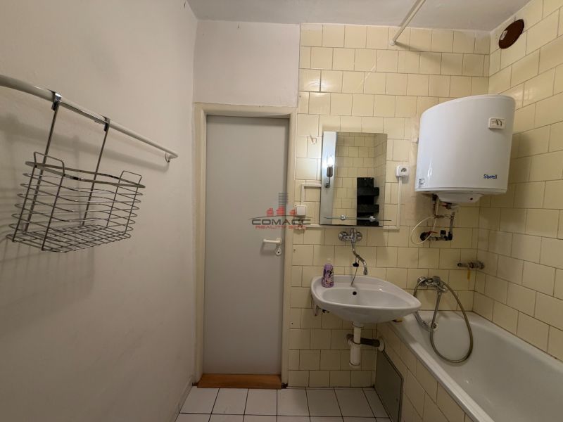Exkl. prenájom 3 iz bytu na Vážskej ul. v Piešťanoch REZERVOVANÝ - Kúpeľňa v 3-izbovom byte s umývadlom, vaňou a ohrievačom vody na stene.