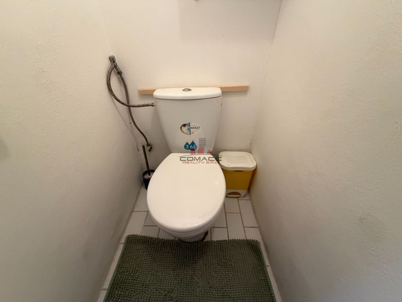 Exkl. prenájom 3 iz bytu na Vážskej ul. v Piešťanoch REZERVOVANÝ - Toaleta 3-izbového bytu s bielymi stenami a dlaždicami.