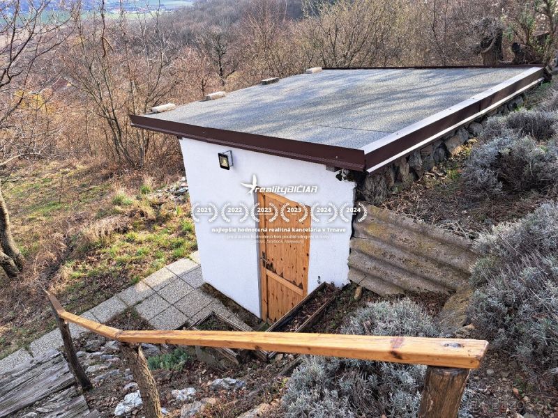 ZĽAVA! Čarovná chata v Malých Karpatoch na slnečnom pozemku - Malá chata so šikmou strechou v Dolných Orešanoch na kopcovitej ulici Dolné Orešany.