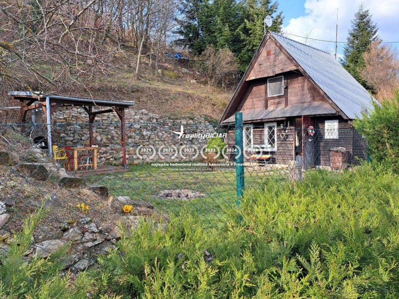 ZĽAVA! Čarovná chata v Malých Karpatoch na slnečnom pozemku - Chata s dreveným dekorom v obci Dolné Orešany, na ulici Dolné Orešany, obklopená prírodou.