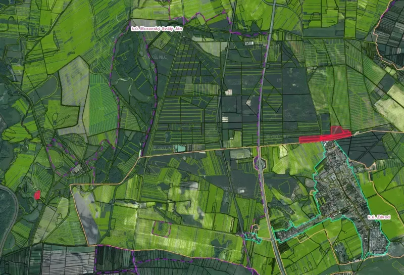 Moravský Svätý Ján – 1.580 m2 LES  - Letecký pohľad na poľnohospodárske a lesné pozemky v okolí Moravského Svätého Jána.