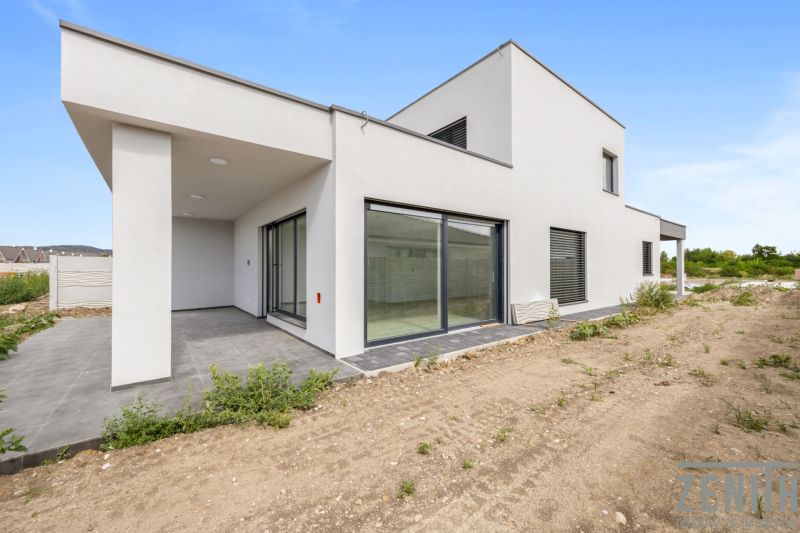 Moderný rodinný dom, ktorý vás prekvapí priestorom aj atmosférou - Rodinný dom na Sokolej-Kolibrikovej ulici v Chorvátskom Grobe s priestrannou terasou.