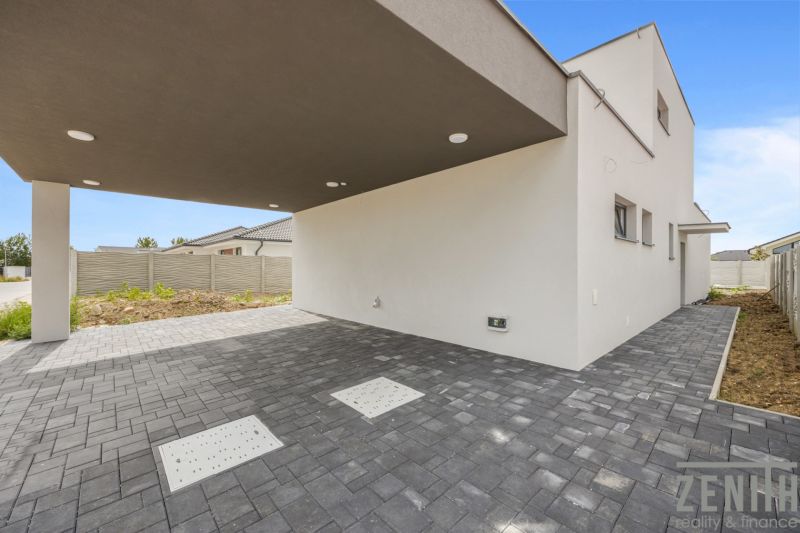 Moderný rodinný dom, ktorý vás prekvapí priestorom aj atmosférou - Rodinný dom na Sokolej-Kolibrikovej v Chorvátskom Grobe s priestranným parkovacím státím.