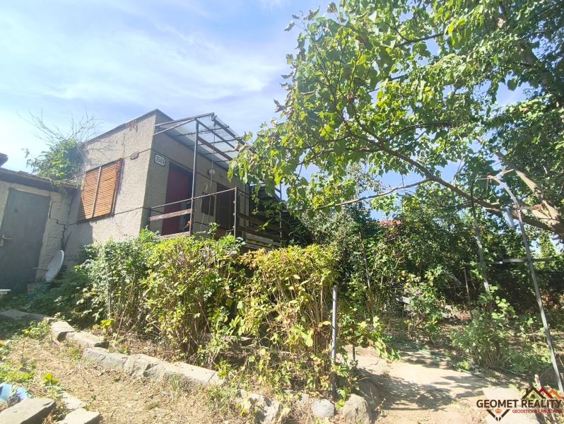Oáza pokoja a vlastná úroda: Murovaná chatka (17 m²) so záhradou 690 m - Záhrady v Lučenci so záhradnou chatou a stromami, ideálne na relax a pestovanie.
