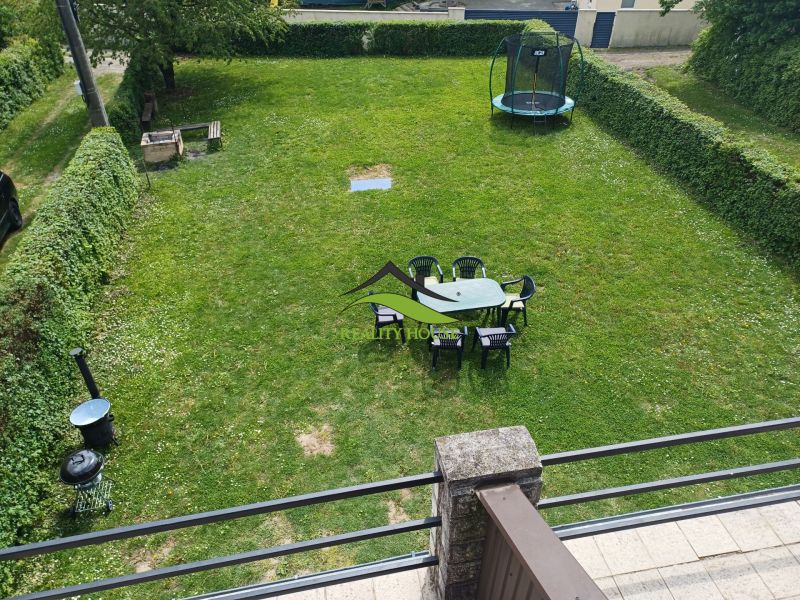 Trojpodlažná rekreačná chata  stredisko Kamenec - Zemplínska Šírava - Záhrada pri chate v Kaluži s trampolínou a posedením na tráve.