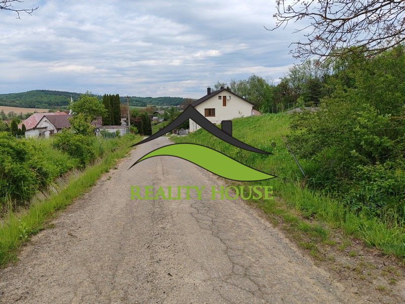 Pozemok na samote s panorámou hradu Čičva — ideálne na dom alebo farmu - Pozemky - bývanie na Hlavnej ulici v Tovarnianskej Polianke, obklopené zeleňou a vidieckym prostredím.