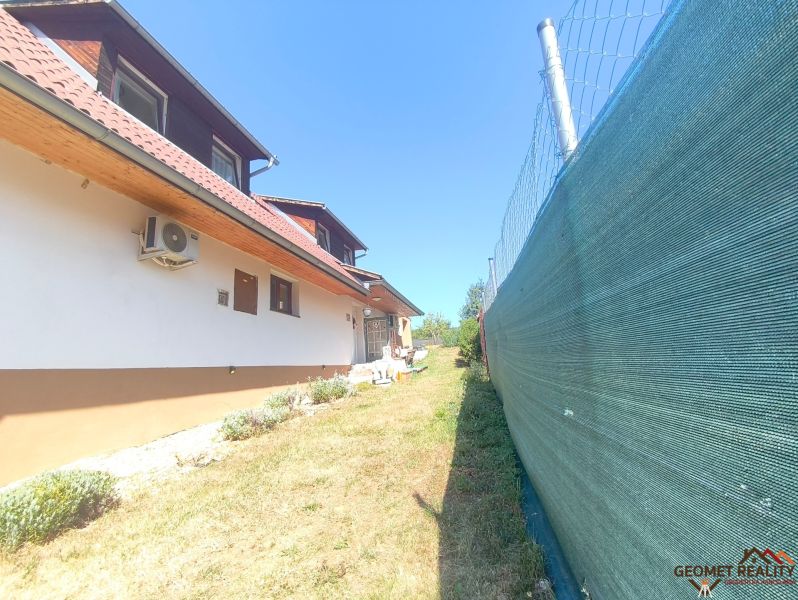 S láskou budovaný domov s dušou v Divín – opäť voľný - Rodinný dom v Divíne s klimatizáciou, oplotenie a záhrada s trávnikom.