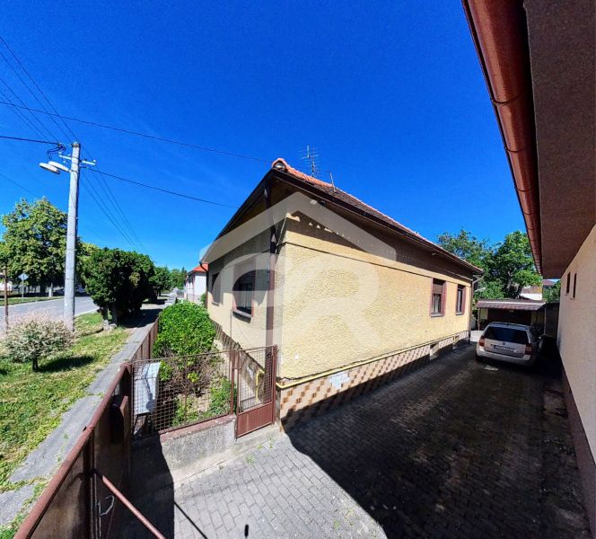 Predaj 5-izbového domu s množstvom zelene! - Rodinný dom na Sladkovičovej 135, Zlaté Moravce, s autom na dvore a záhradou.