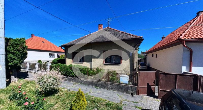 Predaj 5-izbového domu s množstvom zelene! - Rodinný dom na Sládkovičovej 135 v Zlatých Moravciach, so záhradou a autom.