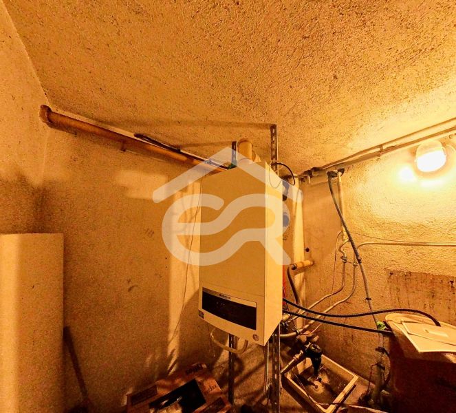 Predaj 5-izbového domu s množstvom zelene! - Kúpeľňa v rodinnom dome so zariadením a potrubiami, osvetlená žiarovkou.